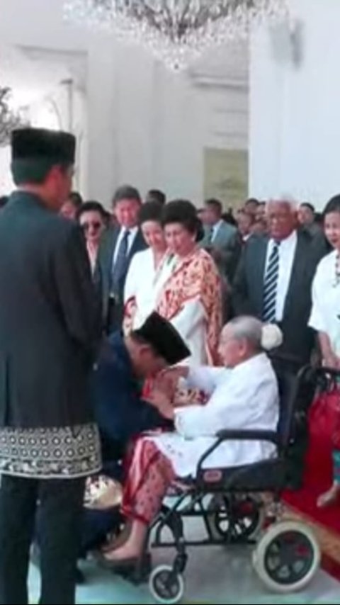 VIDEO: Momen Prabowo Sungkem di Istana, Cium Tangan Wanita Berusia 105 Tahun