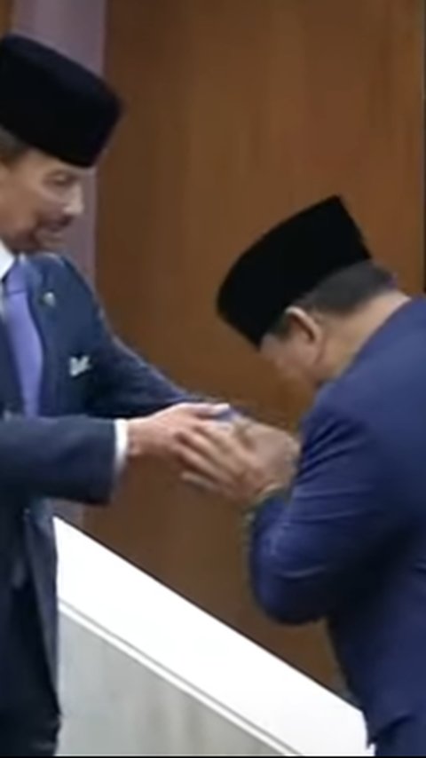 Momen Kejutan Prabowo Resmi Jadi Presiden Cium Tangan Salah Satu Sultan Terkaya di Dunia