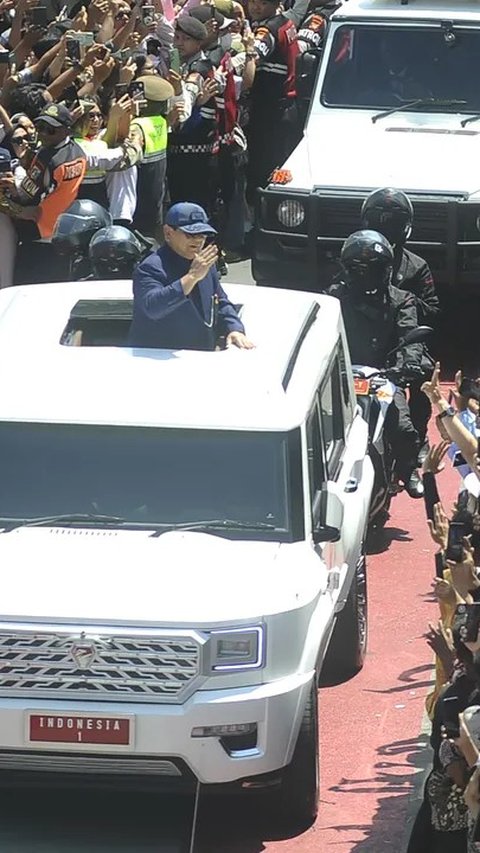 VIDEO: Barisan Gagah Mobil Putih 'Bongsor' Kawal Prabowo Jelang Pelantikan Presiden di MPR