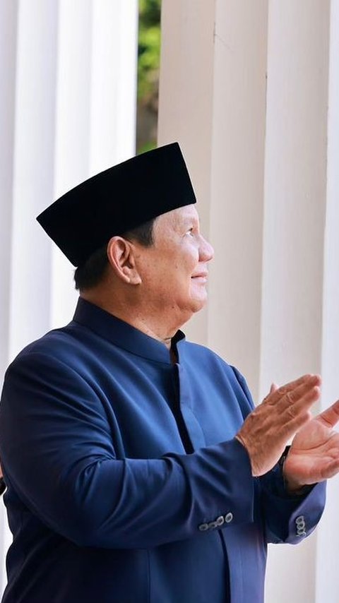 VIDEO: Ekspresi Terpukau Presiden Prabowo Lihat Atraksi Jet TNI Melintas di Atas Istana