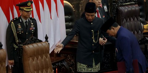 VIDEO: Detik-Detik Jokowi Prabowo Tukar Kursi Usai Resmi Dilantik, Titiek Soeharto Foto-Foto