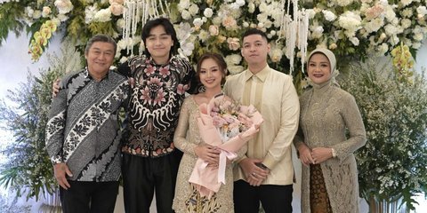 Meski Sudah Bercerai, 7 Momen Kekompakan Betharia Sonata dan Willy Dozan saat Dampingi Anak Tunangan