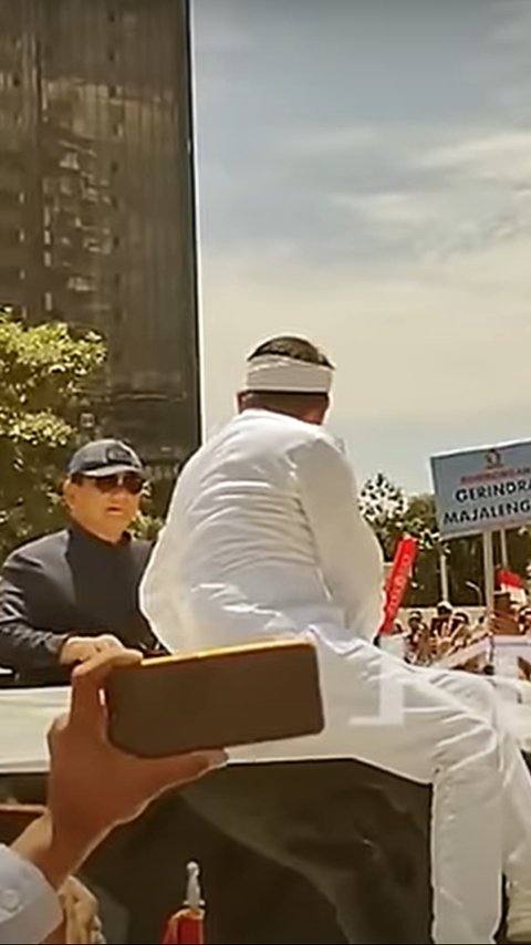 Bukan Sosok Sembarangan, Cuma Orang Ini yang Bisa Hentikan Mobil Prabowo dan Naik ke Atap