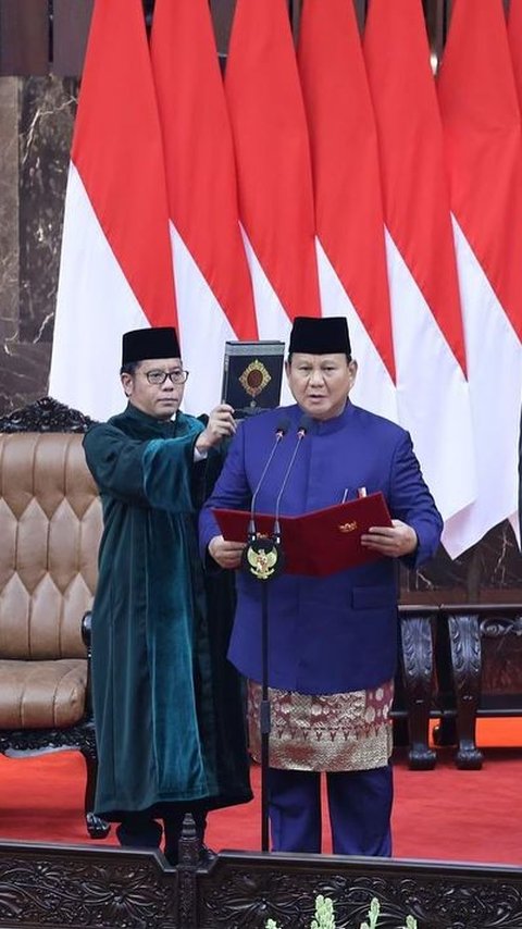 VIDEO: Momen Jokowi Tolak Prabowo Cium Tangan Dibalas Pelukan Hangat