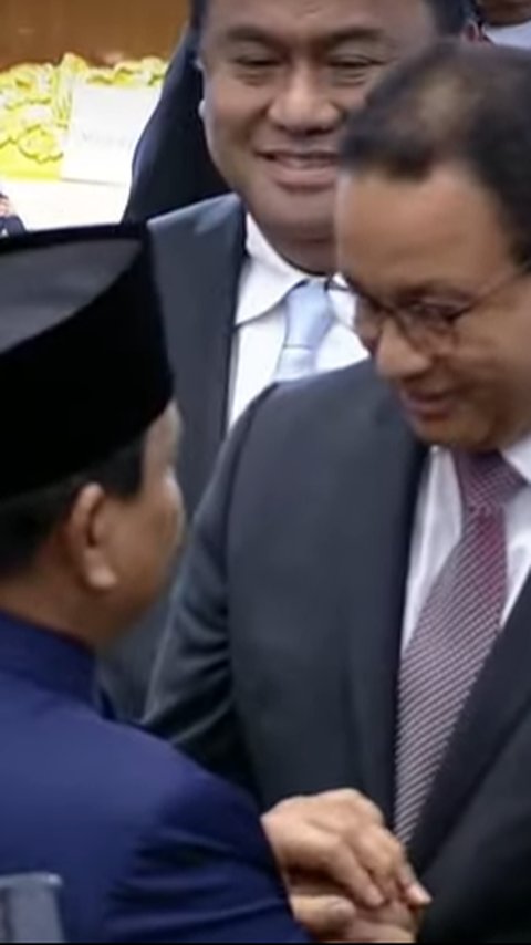 VIDEO: Momen Mesra Usai Pelantikan, Prabowo Rangkul Cipika Cipiki Anies Baswedan Hingga Try Sutrisno