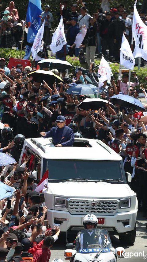 VIDEO: Presiden Prabowo Rela Bermandikan Sinar Matahari, Panas Berdiri di Maung Garuda ke Istana