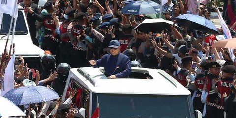 VIDEO: Presiden Prabowo Berdiri Gagah dari Mobil Maung Garuda Sapa Rakyat saat Menuju Istana