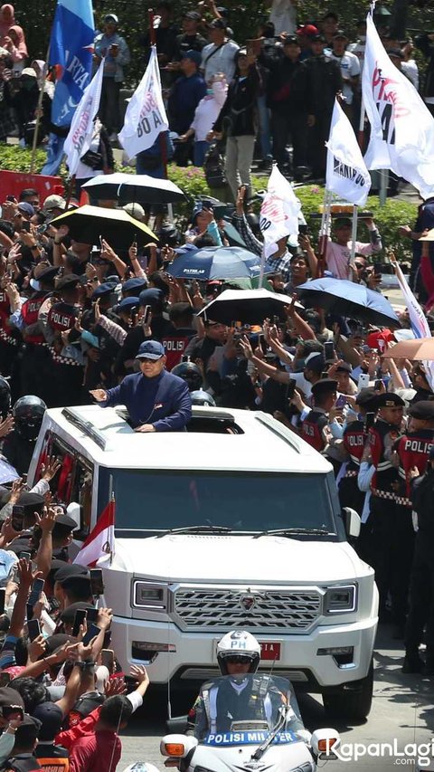 VIDEO: Presiden Prabowo Berdiri Gagah dari Mobil Maung Garuda Sapa Rakyat saat Menuju Istana