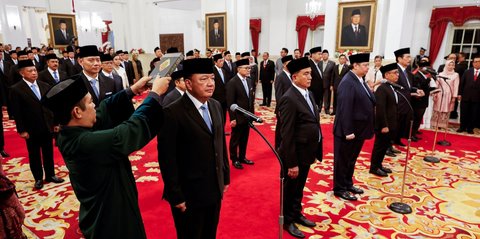 FOTO: Masih Ada Jokowi di Istana, Tersenyum di Pelantikan Menteri Kabinet Prabowo-Gibran