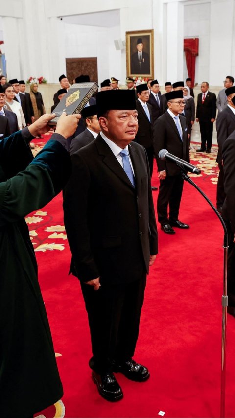 FOTO: Masih Ada Jokowi di Istana, Tersenyum di Pelantikan Menteri Kabinet Prabowo-Gibran