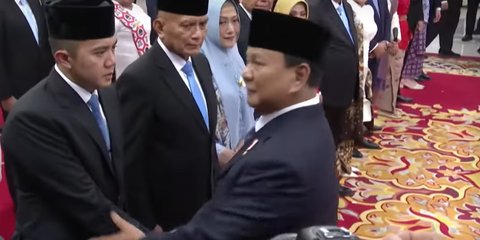 VIDEO: Kode Prabowo Tepuk Lengan Seskab Teddy Berkali-kali Usai Pelantikan di Istana