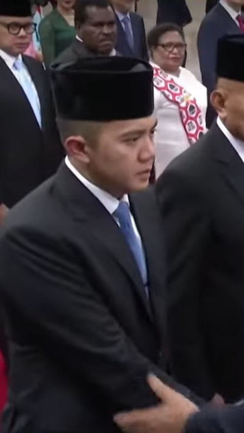 VIDEO: Kode Prabowo Tepuk Lengan Seskab Teddy Berkali-kali Usai Pelantikan di Istana