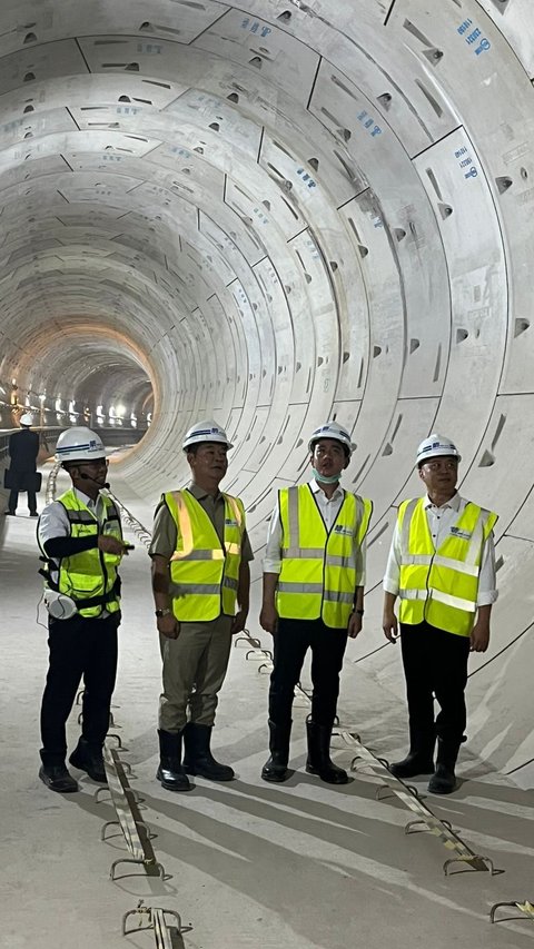 Gibran Blusukan ke Proyek MRT Fase 2