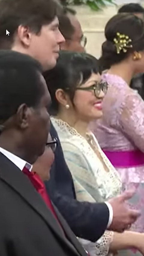 VIDEO: Momen Wamen Prof Stella Perkenalkan Suami Bule ke Presiden Prabowo di Istana