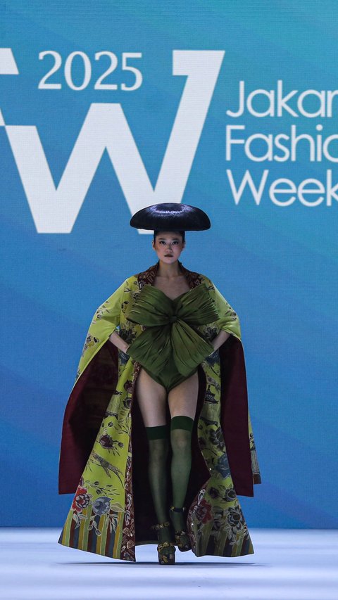 FOTO: Pesona Model Cantik Dalam Balutan Busana Karya Desainer Tanah Air di Jakarta Fashion Week 2025