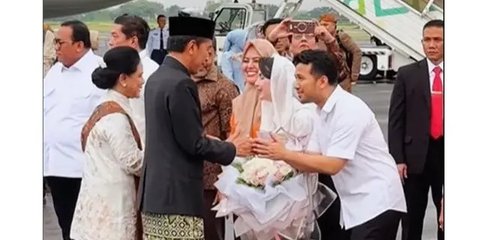 Bawa Buket Bunga Cantik, 7 Potret Arum Bachsin dan Emil Dardak Sambut Kedatangan Jokowi di Solo Usai Purna Tugas