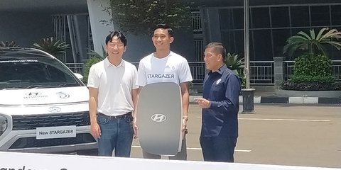 Dihadiri Bek Timnas Rizky Ridho, Hyundai Serahkan 35 Unit Mobil Stargazer untuk Operasional Liga 1