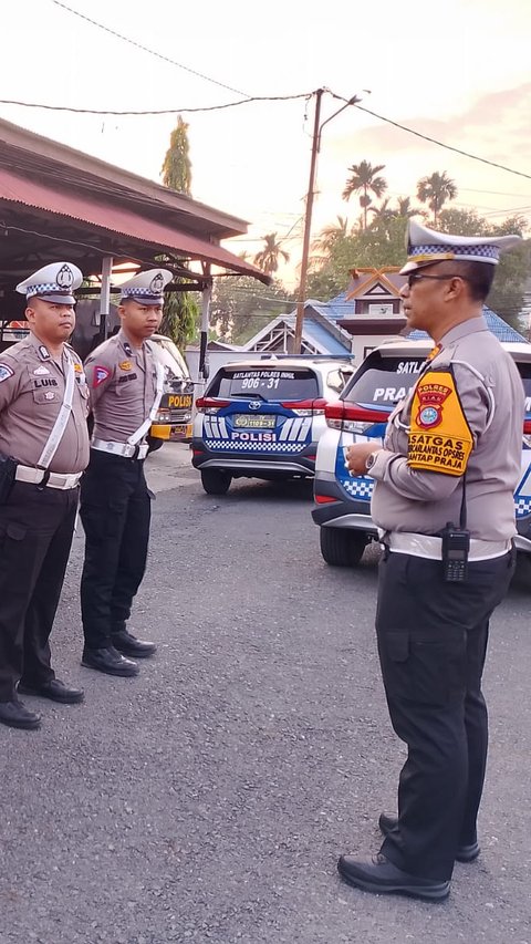 Personel Polres Inhil Bersenjata Api Kawal Pengiriman Logistik Pilkada ke Gudang KPUD