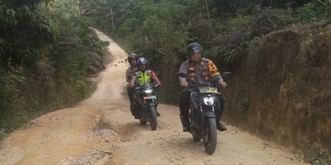 Perjuangan Polisi Lewati Jalan Terjal Berliku ke Desa Terpencil di Pelalawan Demi Pemilu Damai