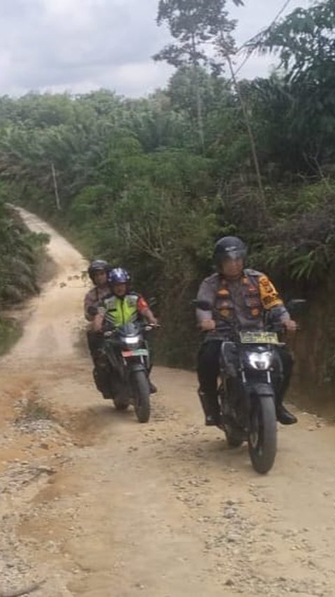 Perjuangan Polisi Lewati Jalan Terjal Berliku ke Desa Terpencil di Pelalawan Demi Pemilu Damai