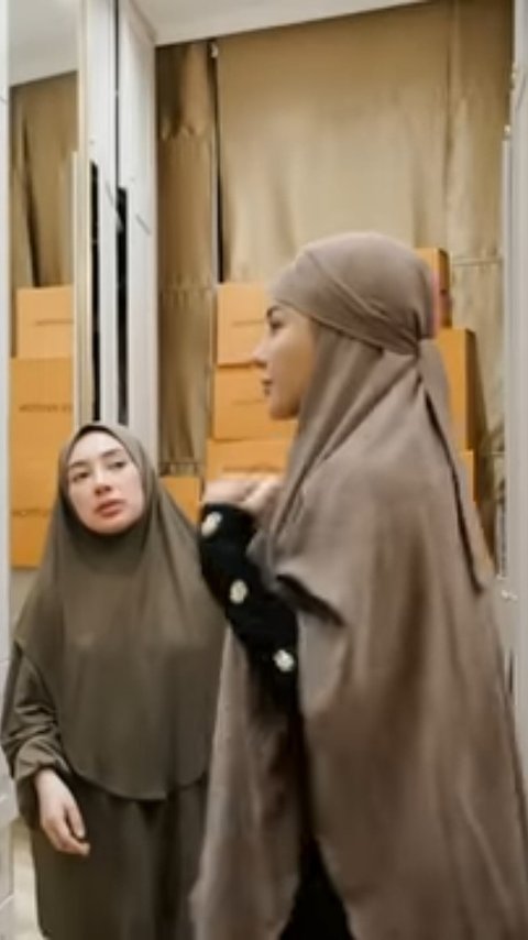 Nikita Mirzani Jajal Pakai Hijab di Rumah Shella 'Ih Manis Sekali'