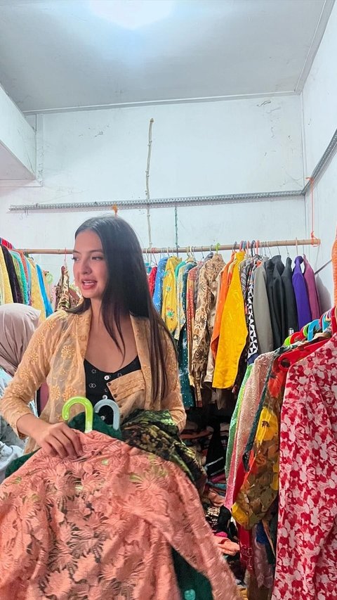 Potret Raline Shah Asyik Belanja Kain Batik di Pasar Tradisional, Disebut Punya Aura Mahal dan Elegan