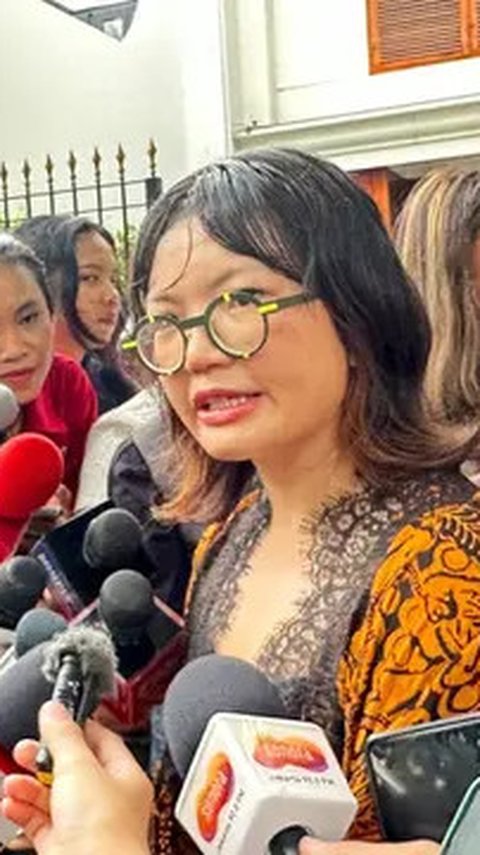 Berapa Harga Kacamata Unik Wamen Stella Christie yang Jadi Pusat Perhatian