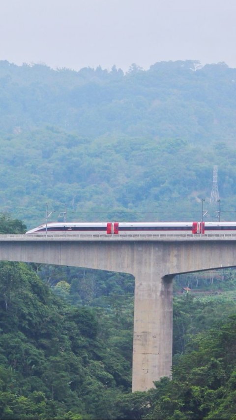 Setahun Meluncur, Kereta Cepat Whoosh Sudah Layani 6 Juta Penumpang