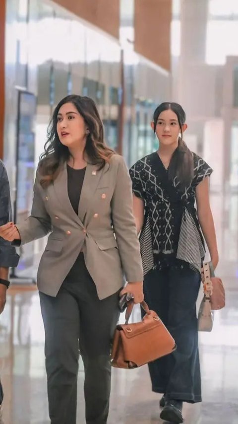 Potret Nafa Urbach Ngantor di DPR Selalu Stunning dengan Beskap Hingga Blazer, 'Bodyguard' Cantiknya Jadi Perbincangan