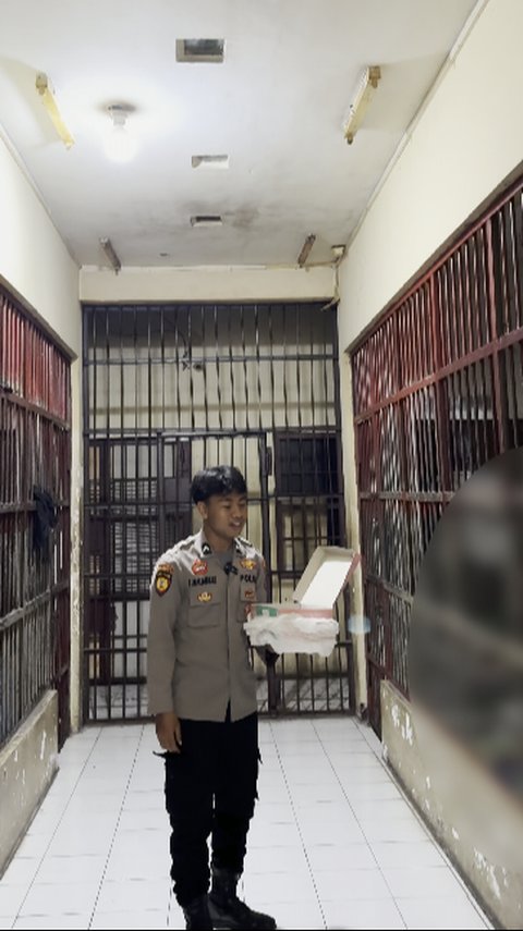 Sederhana Namun Penuh Kebahagiaan, Aksi Polisi Beri Kejutan Ultah untuk Tahanannya Ini Curi Perhatian