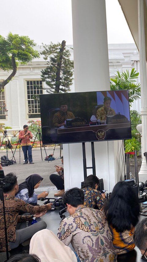 Potret Wartawan Lesehan Nobar Sidang Kabinet Perdana Prabowo di Istana Kepresidenan