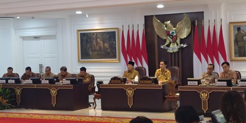 Momen Santai Prabowo Ngopi Sambil Pimpin Sidang Kabinet Paripurna Perdana