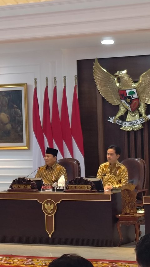 Momen Santai Prabowo Ngopi Sambil Pimpin Sidang Kabinet Paripurna Perdana