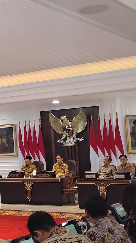 Begini ekspresi Gibran saat Prabowo Pidato Penuh Semangat di Sidang Kabinet Perdana