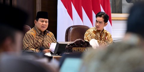 FOTO: Ekspresi Serius Gibran saat Prabowo Beri Peringatan Keras untuk Menteri di Sidang Kabinet Perdana