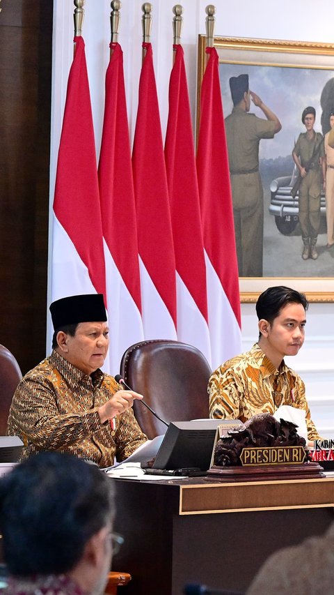 FOTO: Ekspresi Serius Gibran saat Prabowo Beri Peringatan Keras untuk Menteri di Sidang Kabinet Perdana