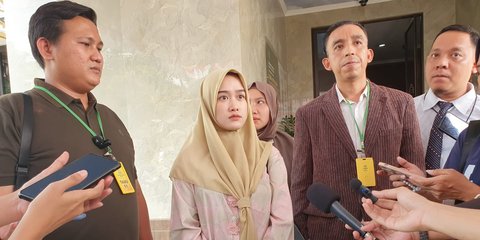 Penuh Emosi, Begini Momen Perdana Orangtua Balita Korban Penganiayaan Daycare Wensen Depok di Meja Hijau