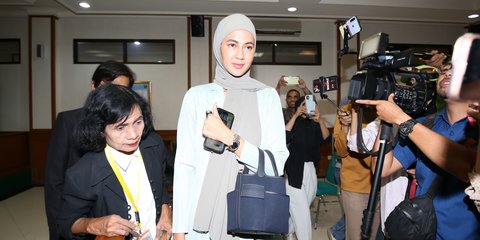 Lirikan dan Senyum Manis Paula Verhoeven yang Tak Terbalas Baim Wong di Sidang Perceraian Perdana