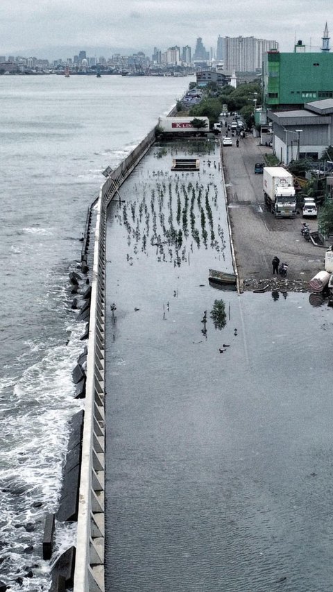 Polisi di Demak Buatkan Jembatan Dadakan Atasi Banjir Rob, Bikin Para Siswa Senang