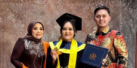 Potret Dewi Putri Cantik Muzdalifah Diwisuda, Wajah Penuh Bahagia - Dihadiri Fadel Islami dan Sang Adik