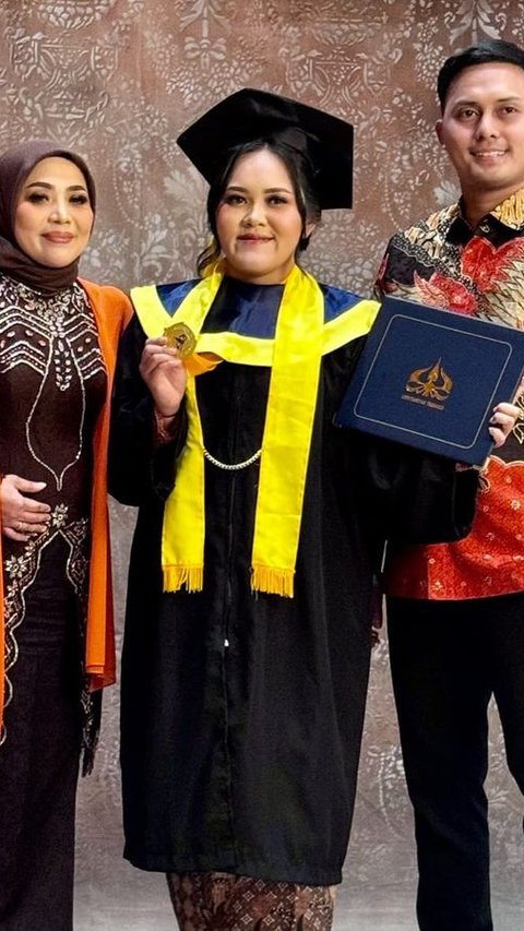 Potret Dewi Putri Cantik Muzdalifah Diwisuda, Wajah Penuh Bahagia - Dihadiri Fadel Islami dan Sang Adik