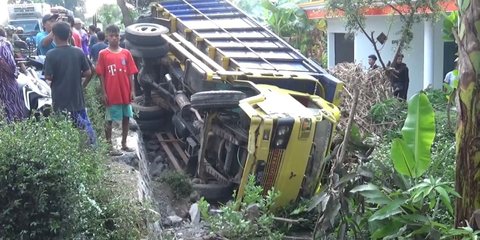 Kecelakaan Maut Beruntun Bus dan Dua Truk di Lumajang, Pengemudi Tewas Terjepit