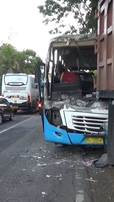 Kecelakaan Maut Beruntun Bus dan Dua Truk di Lumajang, Pengemudi Tewas Terjepit