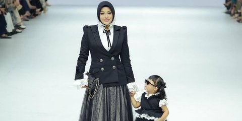 Potret Aurel Hermansyah Gandeng Ameena di Catwalk JFW 2024, Tampil Stunning dengan Tubuh yang Kini Makin Langsing