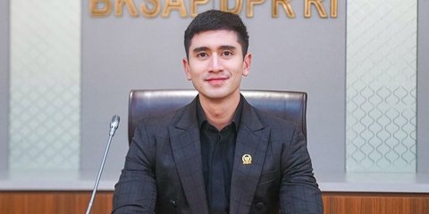 Tampil Perlente dengan Gaya ala CEO Drakor, Potret Verrell Bramasta Ngantor di DPR RI Jadi Sorotan