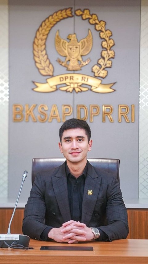 Tampil Perlente dengan Gaya ala CEO Drakor, Potret Verrell Bramasta Ngantor di DPR RI Jadi Sorotan