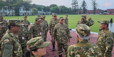 FOTO: Gaya Menteri Berbaju Loreng TNI Saat Digembleng Prabowo di Akmil Magelang, Dibangunkan Jam 4 Pagi