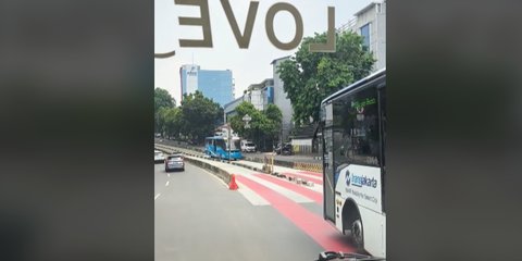 Mobil Damkar Lewat Jalur Busway, Bus TransJakarta di Depannya Langsung Mengalah Panen Pujian