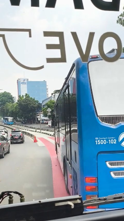 Mobil Damkar Lewat Jalur Busway, Bus TransJakarta di Depannya Langsung Mengalah Panen Pujian