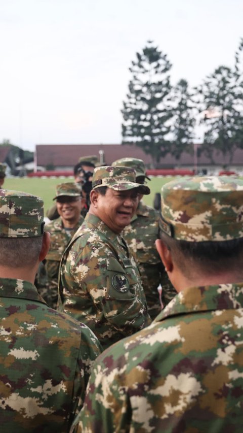 FOTO: Momen Prabowo Gembleng Para Menteri, Berikan Teladan Kedisiplinan Datang Paling Awal di Lapangan